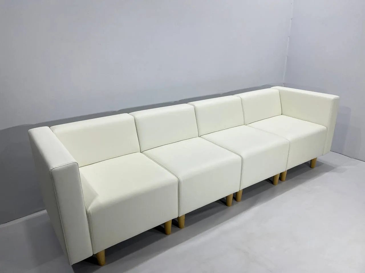 Аренда белого кожаного дивана 2470x695x690 — прокат для выставок. 3
