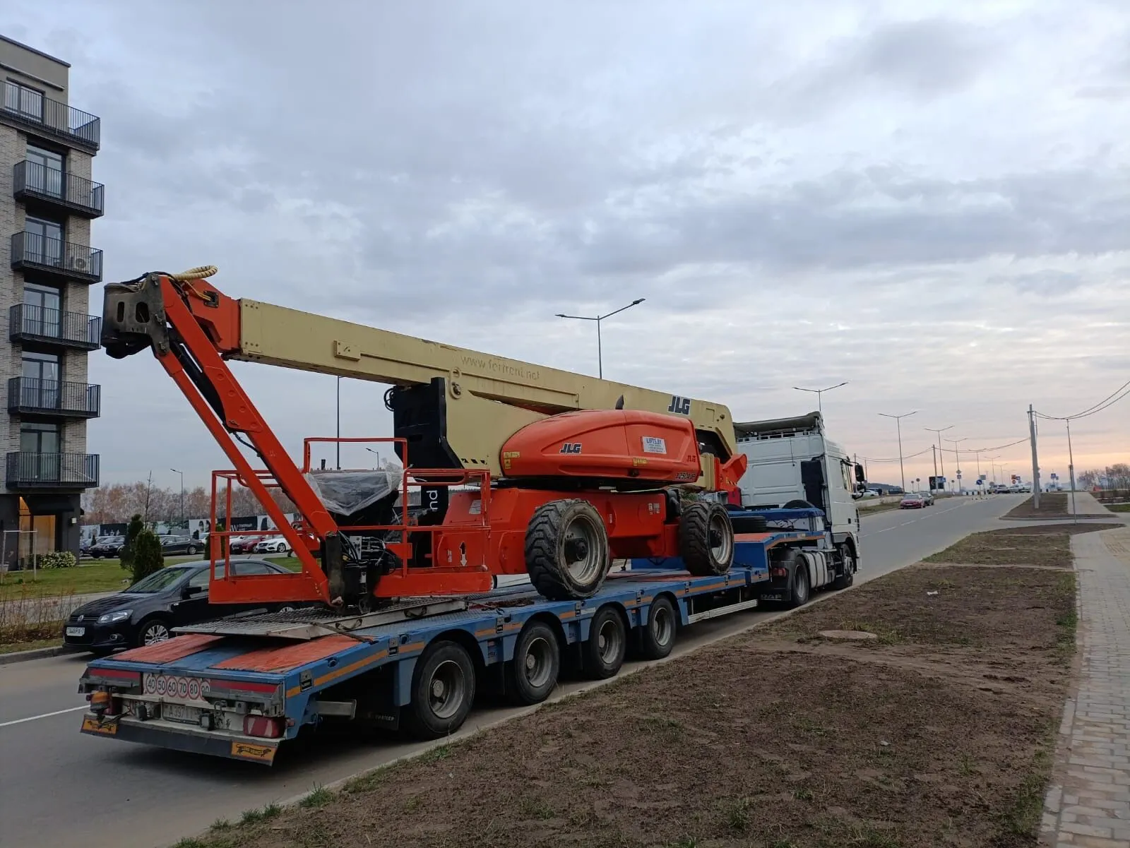 Аренда самоходного коленчатого подъемника JLG 1250AJP (40 м.). 1