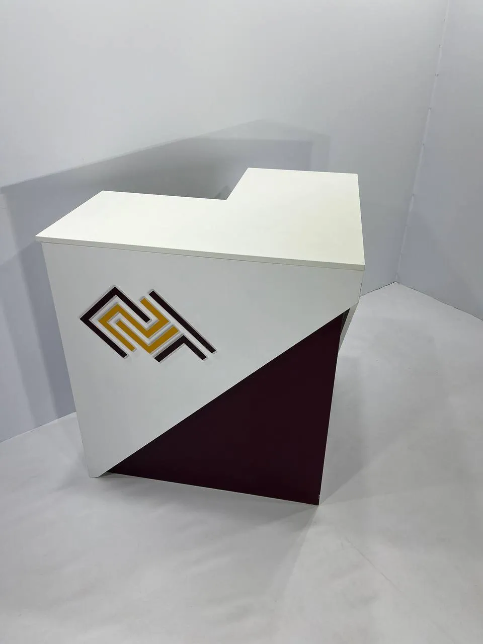 Аренда угловой стойки с подсветкой 1000х1000х500 в Минске | стенды, мебель. 3