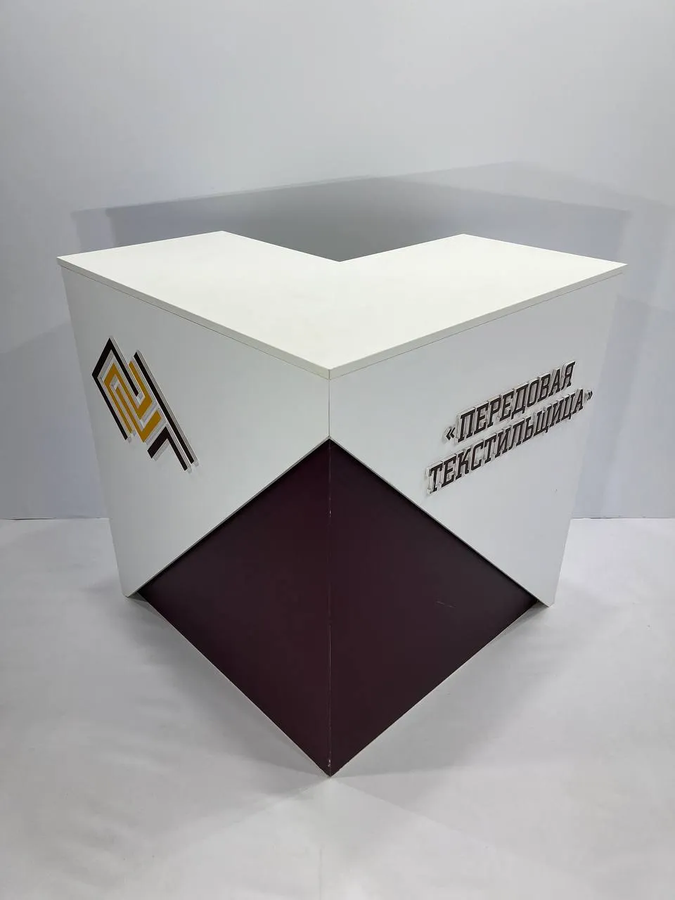 Аренда угловой стойки с подсветкой 1000х1000х500 в Минске | стенды, мебель. 4