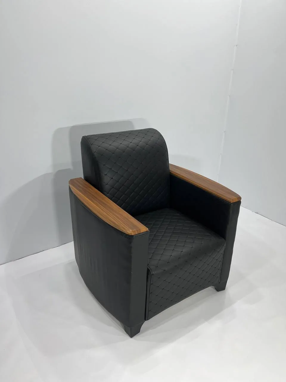 Аренда черного кожаного кресла 815×710×850 — прокат мебели для мероприятий. 1