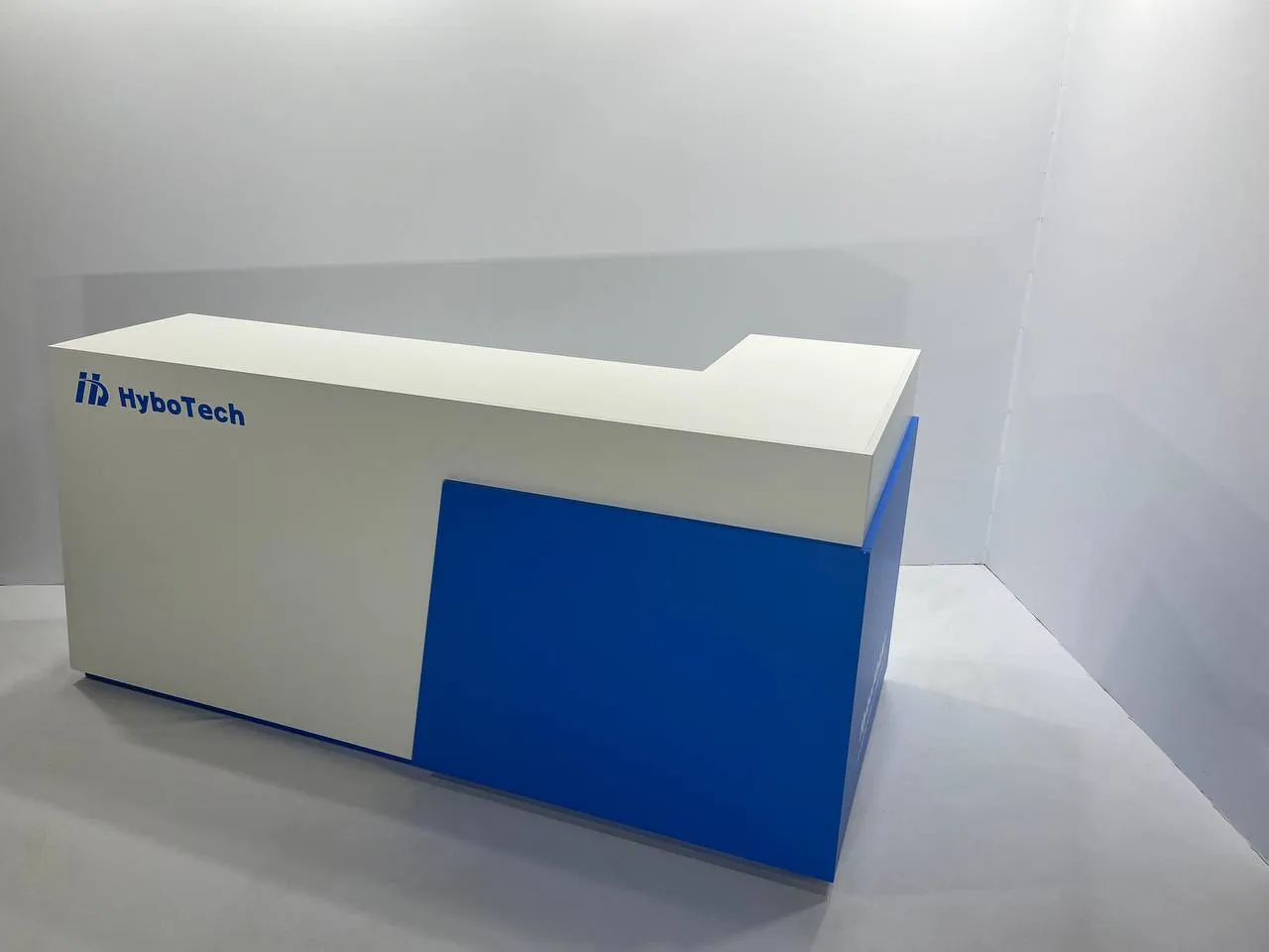 Аренда угловой стойки 2400×1018×1100 в Минске | стенды, мебель, оборудование. 2