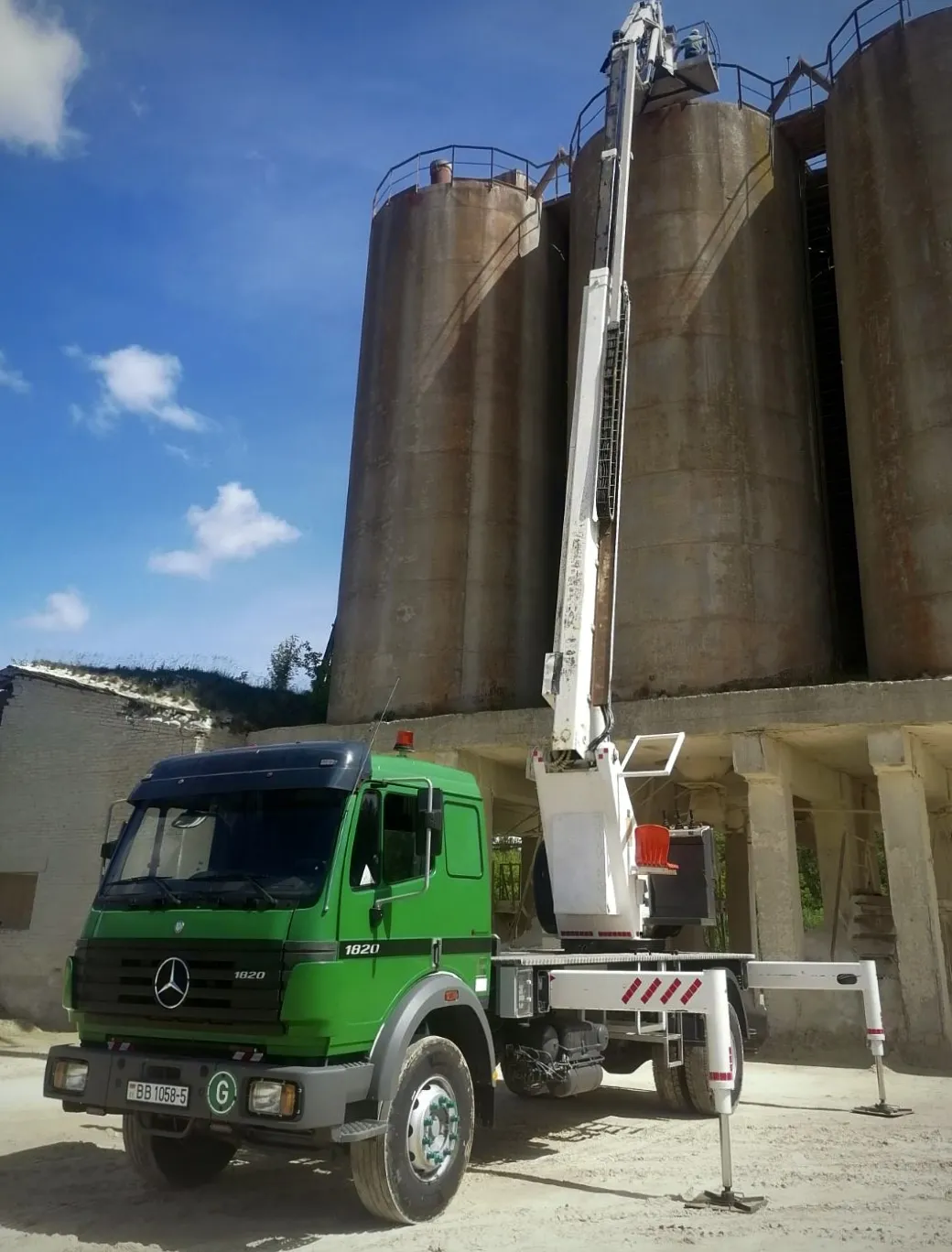 Аренда автовышки 31м. ISOLI PTJ305S MERCEDES. 2