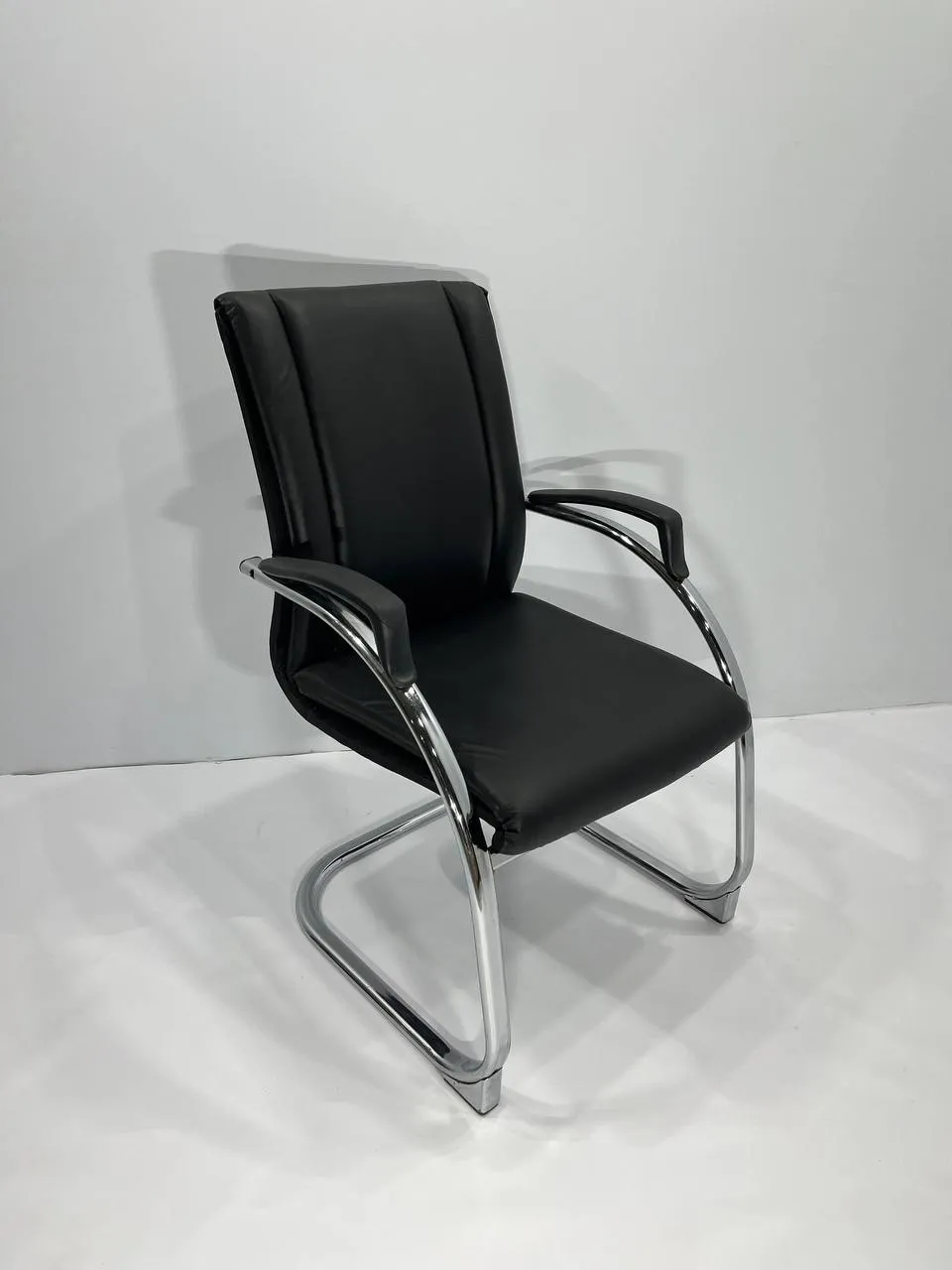Аренда кожаных офисных кресел черного цвета в Минске — мебель для мероприятий. 1