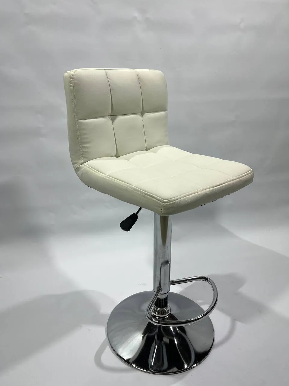 Аренда белого барного стула в Минске — мебель для выставок и конференций. 1