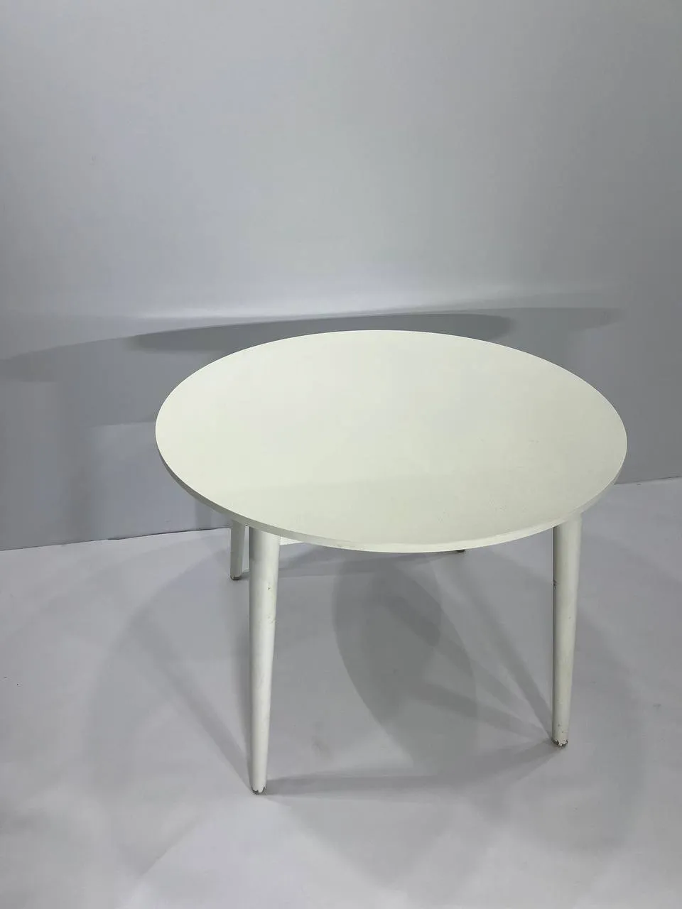 Аренда журнального стола 740мм, диаметр 1005мм из массива в Минске. 1