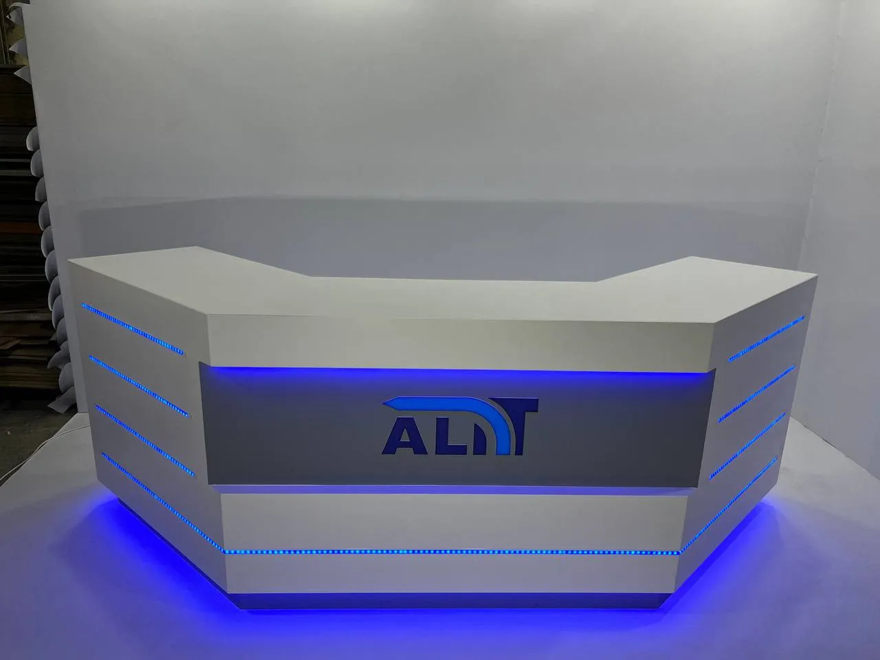 Аренда стойки с подсветкой 2825х500х1000 Минск | ТОТЕМ13М. 1