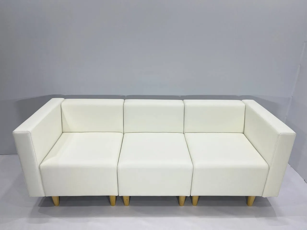 Аренда белого кожаного дивана 1910х695х690 — для мероприятий в Минске. 1