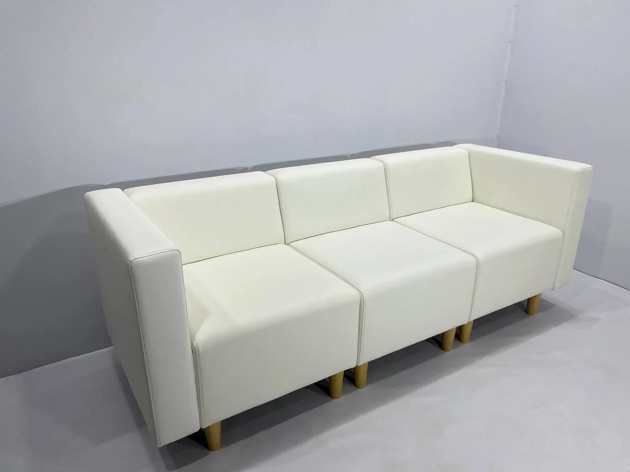 Аренда белого кожаного дивана 1910х695х690 — для мероприятий в Минске. 2