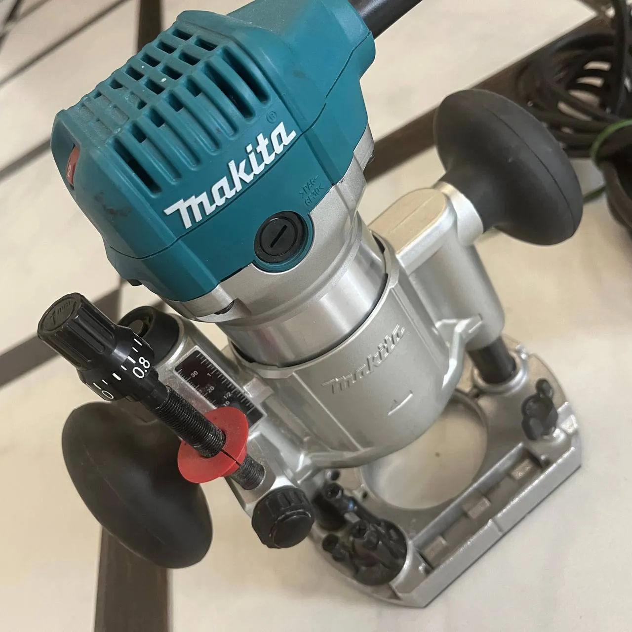 Фрезер кромочно-погружной Makita RT0700C аренда Пинск. 1