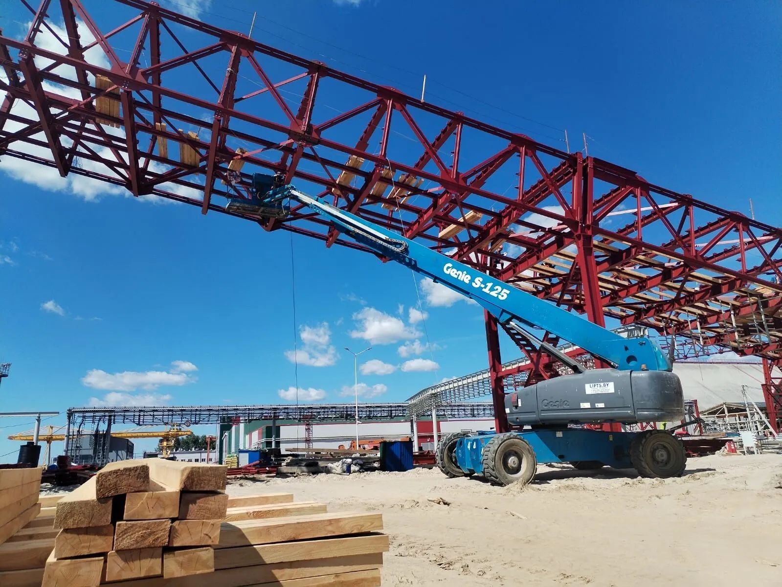 Аренда самоходного телескопического подъемника Genie S-125 (40 м.). 2