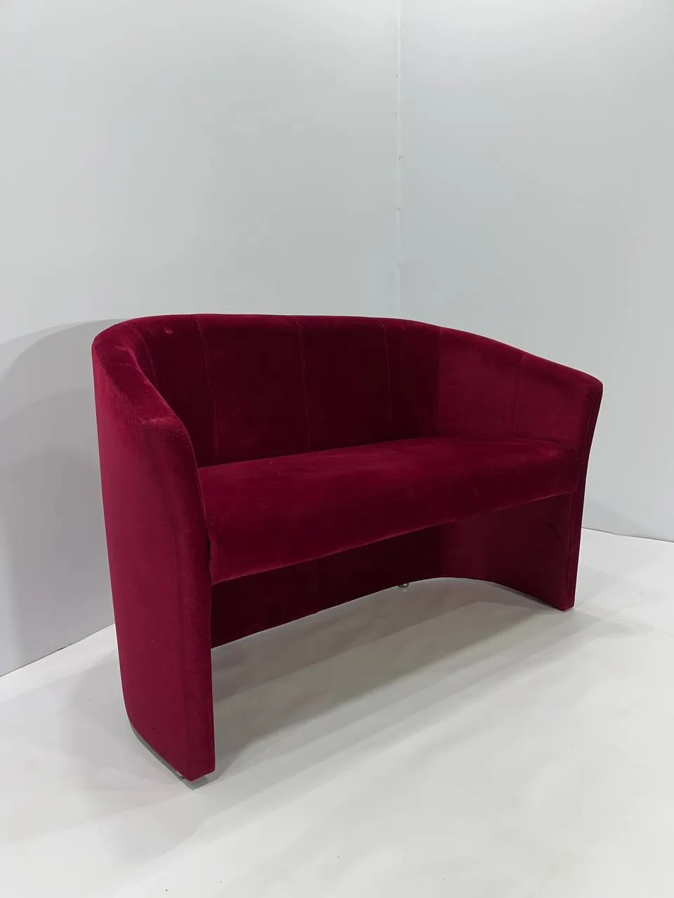 Аренда бордового дивана в Минске — прокат мебели для мероприятий. 1