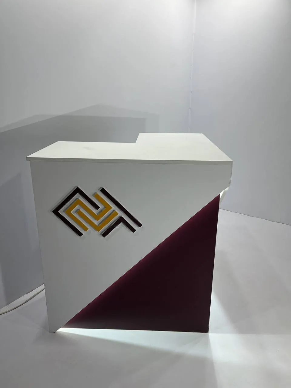 Аренда угловой стойки с подсветкой 1000х1000х500 в Минске | стенды, мебель. 2