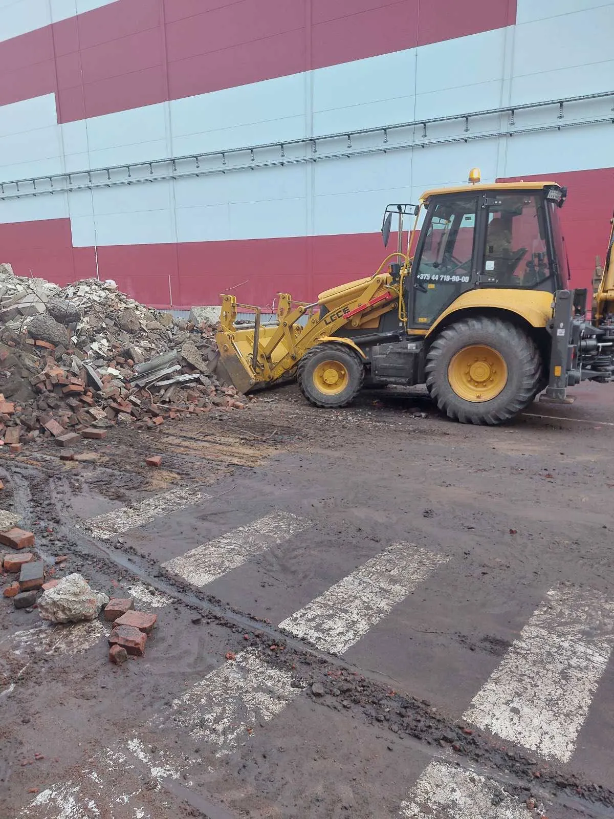 Аренда экскаватора погрузчика lgce. 3