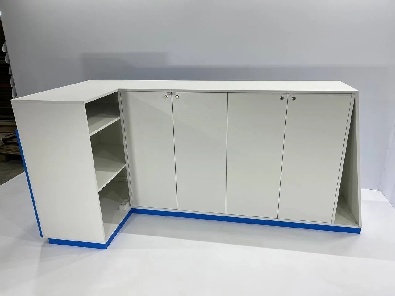 Аренда угловой стойки 2400×1018×1100 в Минске | стенды, мебель, оборудование. 5