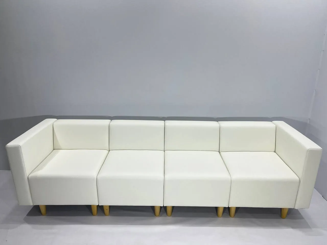 Аренда белого кожаного дивана 2470x695x690 — прокат для выставок. 2