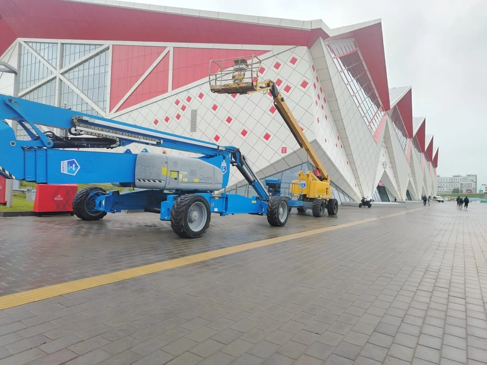 Аренда самоходного коленчатого подъемника Genie ZX-135/70 (43 м.). 4