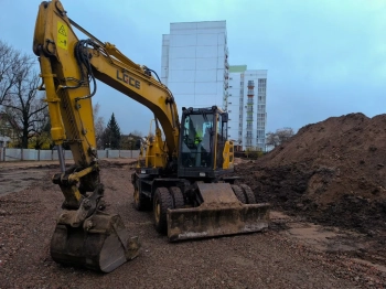 Земляные работы при помощи колесного полноповоротного экскаватора LGCE. Ковш 0.8м3