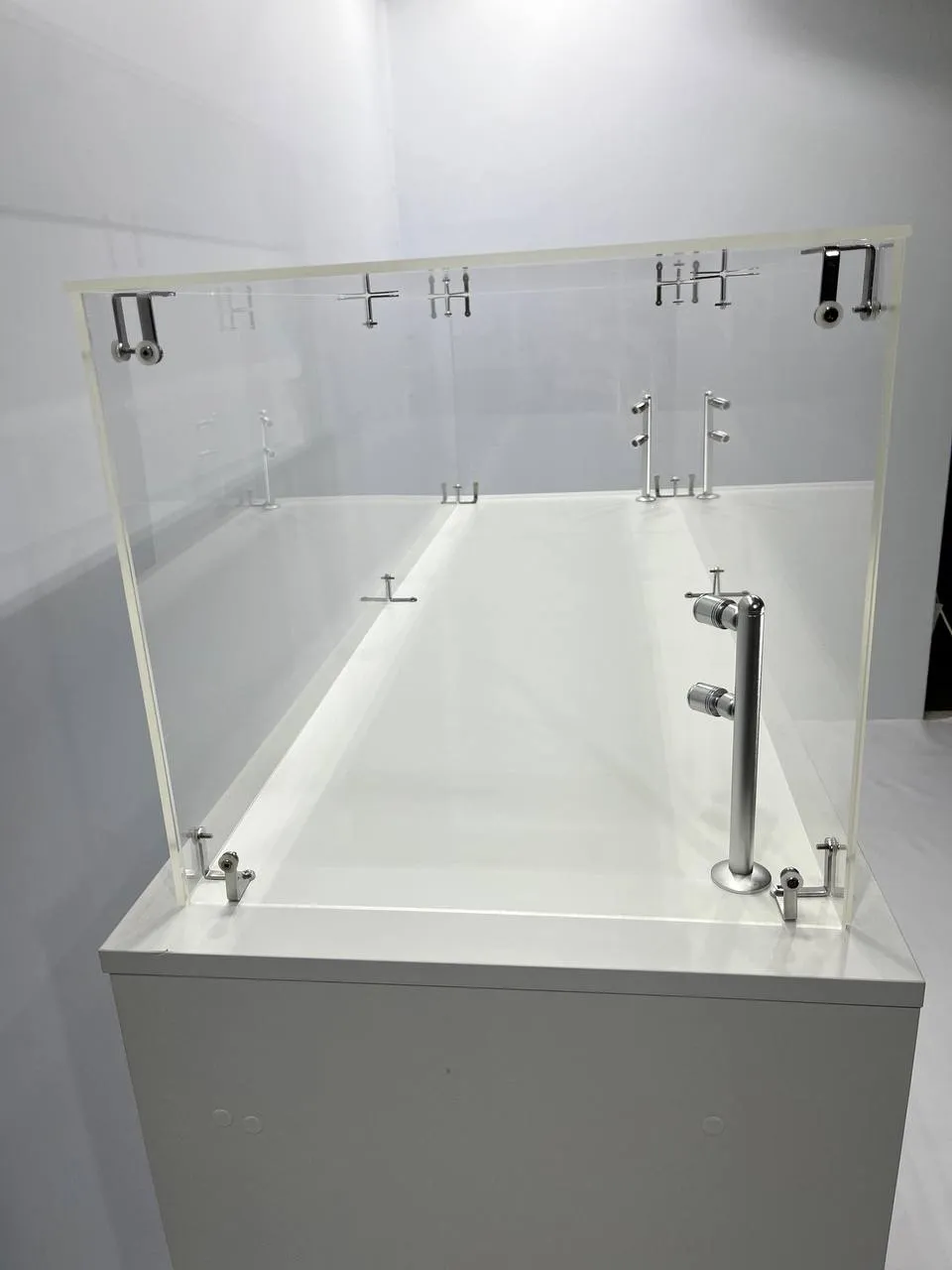 Аренда выставочной стойки 915х350х1100 и витрин в Минске. 3