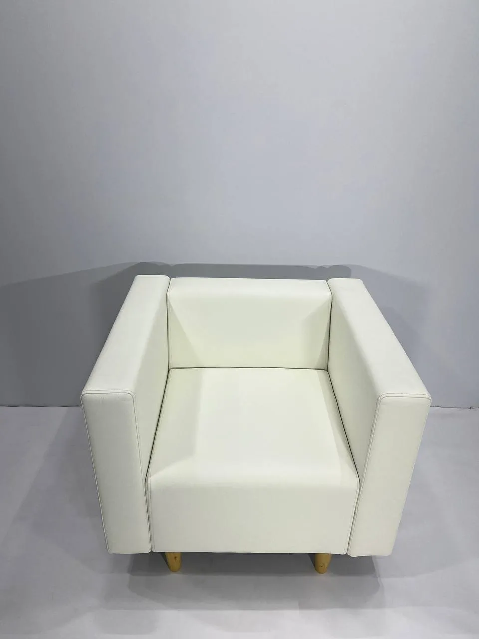 Аренда кожаного белого кресла 800х695х690 — для выставок в Минске. 1