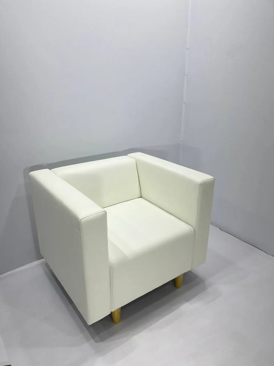 Аренда кожаного белого кресла 800х695х690 — для выставок в Минске. 2