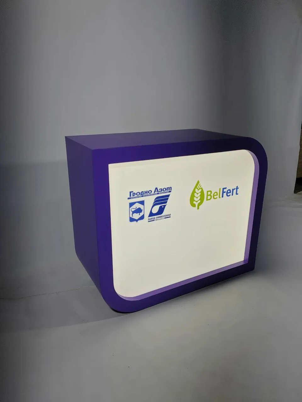 Аренда выставочной стойки 1000х505х1000 в Минске | прокат стендов и мебели. 1