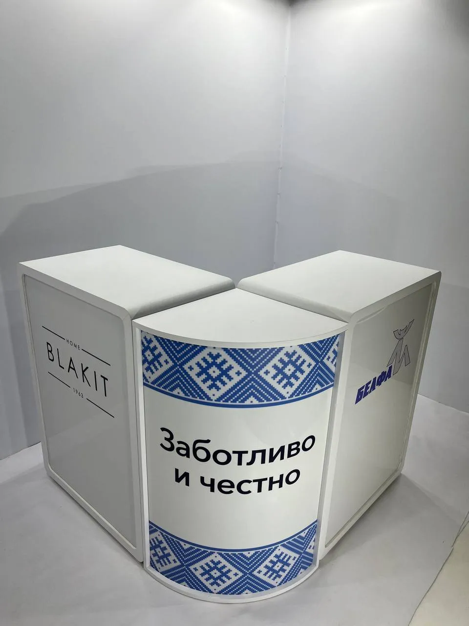 Аренда угловой стойки 1300×1300×500×1100 с подсветкой в Минске | стенды и мебель. 3