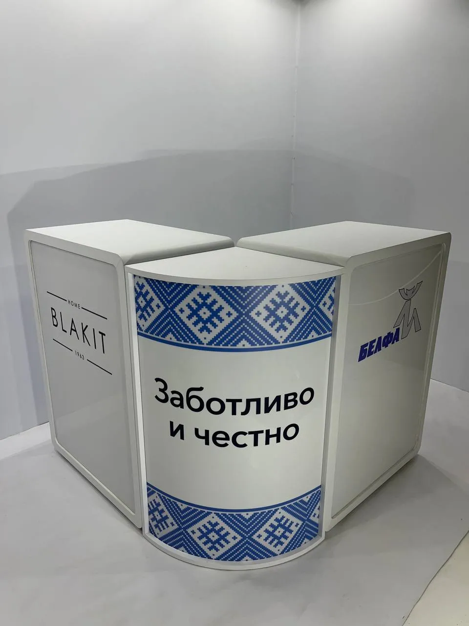 Аренда угловой стойки 1300×1300×500×1100 с подсветкой в Минске | стенды и мебель. 2