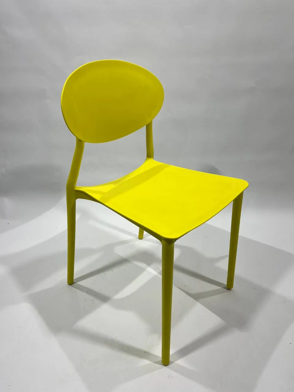 Аренда жёлтого деревянного стула в Минске — мебель на выставки и ивенты. 1