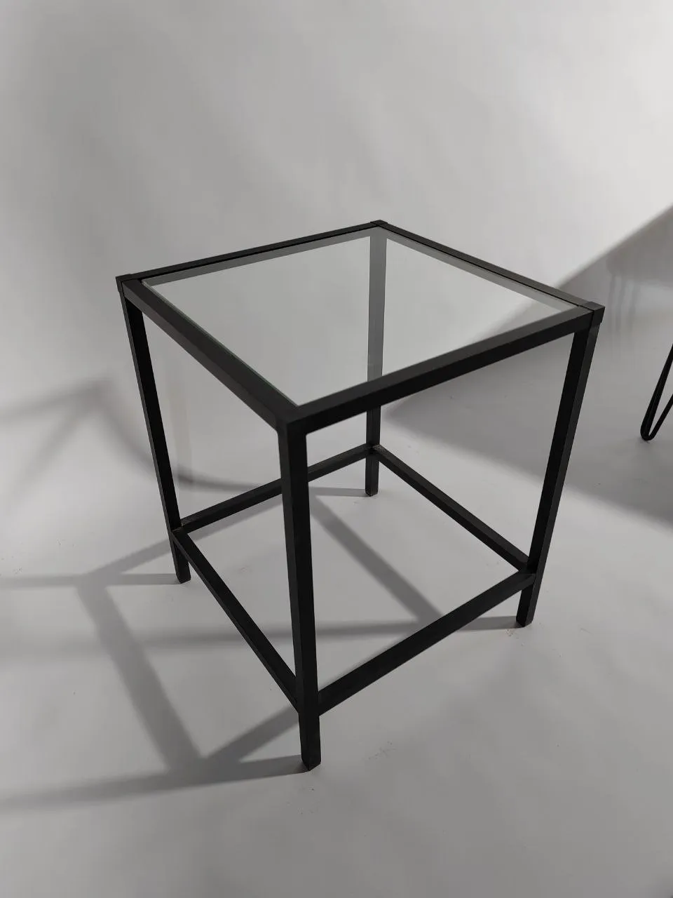 Аренда журнального стола 400×400×500 мм из стекла — напрокат для выставок, конференций в Минске. 1