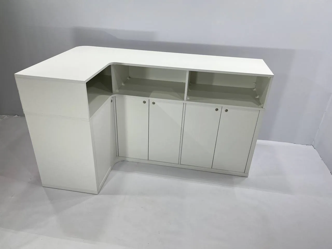 Аренда угловой стойки 1800х1000х1000 в Минске | Выставочные стенды и оборудование. 4