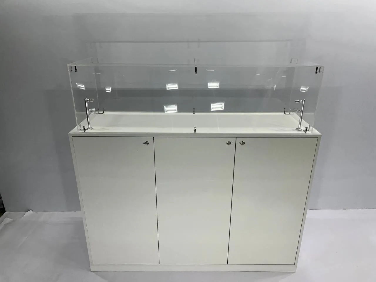 Аренда выставочной стойки 915х350х1100 и витрин в Минске. 5