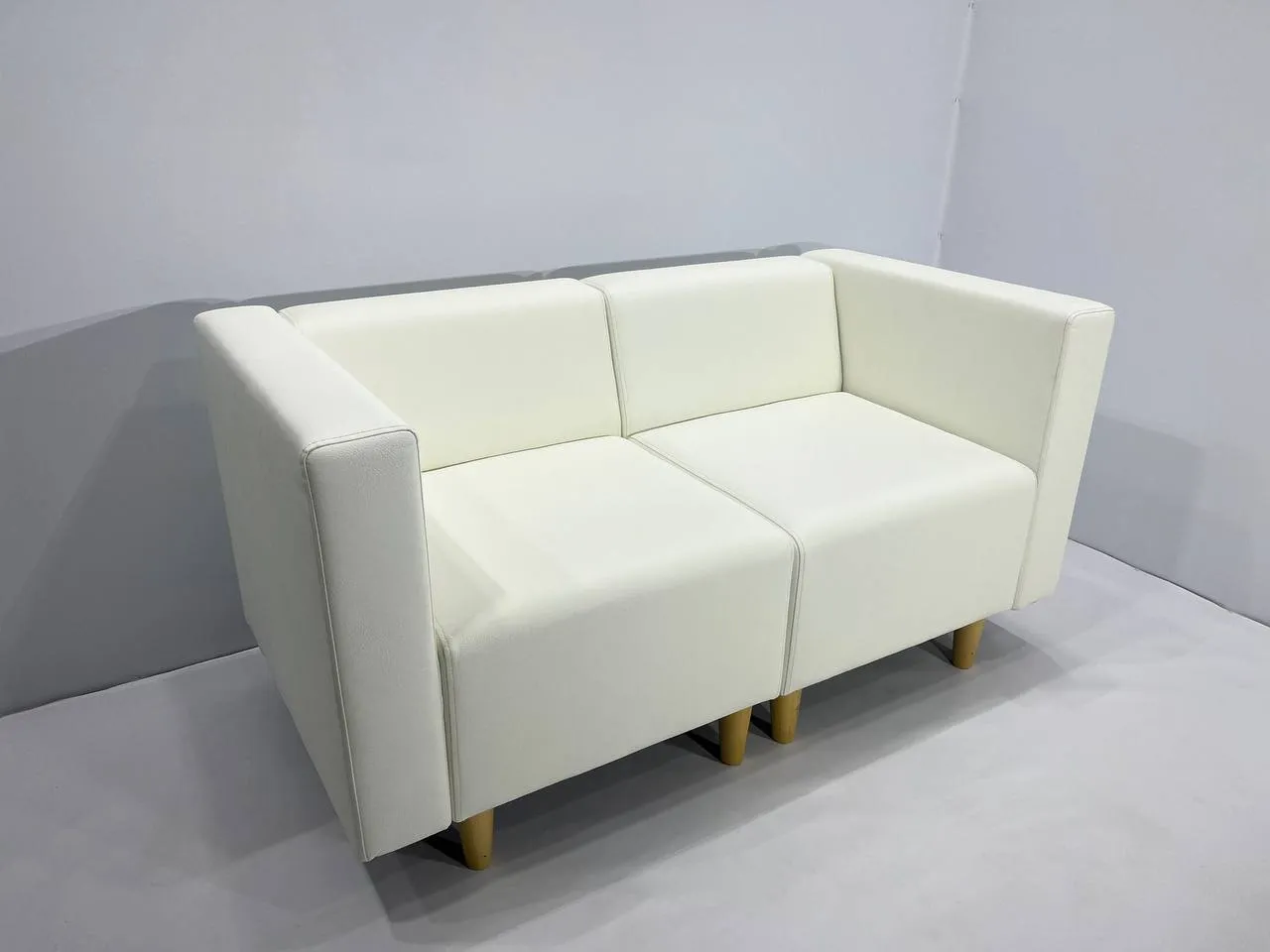 Аренда белого кожаного дивана 1350х695х690 — для мероприятий в Минске. 1