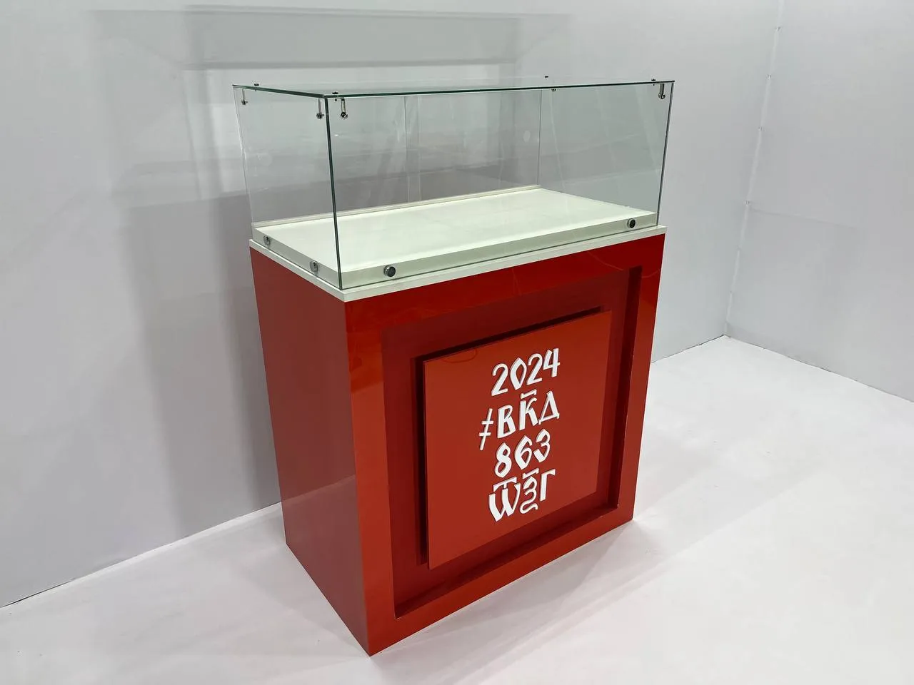 Аренда выставочной стойки 910х500х1240 и витрины в Минске. 1