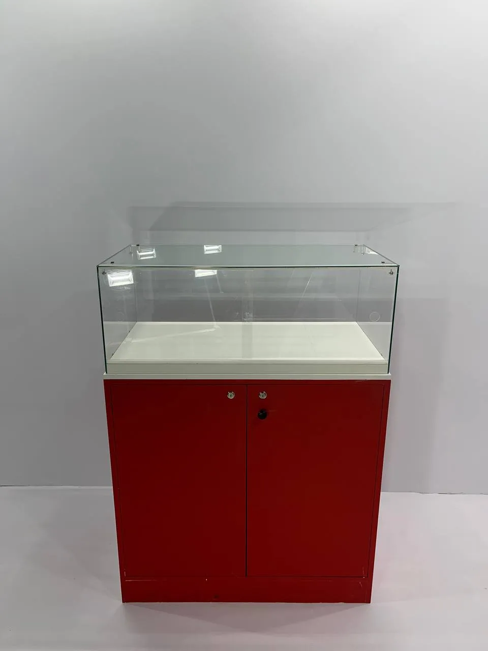 Аренда выставочной стойки 910х500х1240 и витрины в Минске. 4