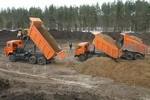 Земляные работы с помощью самосвала Гродно. 1