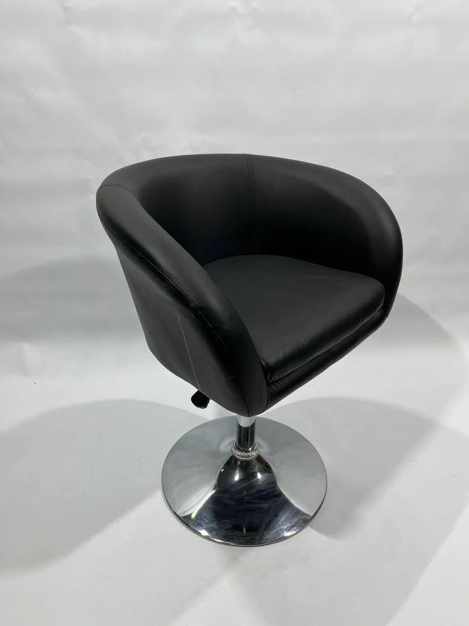 Аренда чёрного кожаного кресла в Минске — мебель на выставки. 1