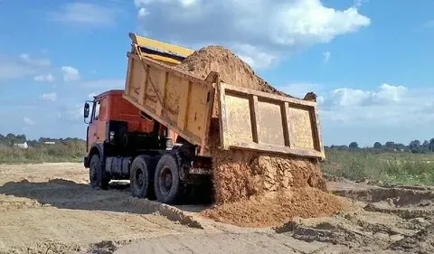 Благоустройство территории с помощью самосвала. 1