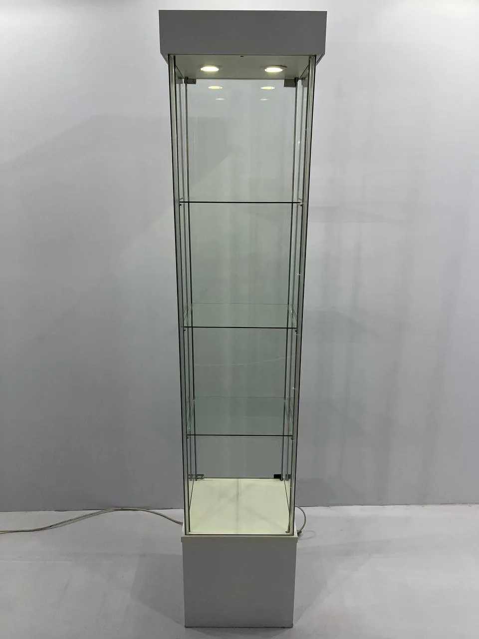 Аренда стеклянной витрины 425×365×2095 мм в Минске | ТОТЕМ13М. 2