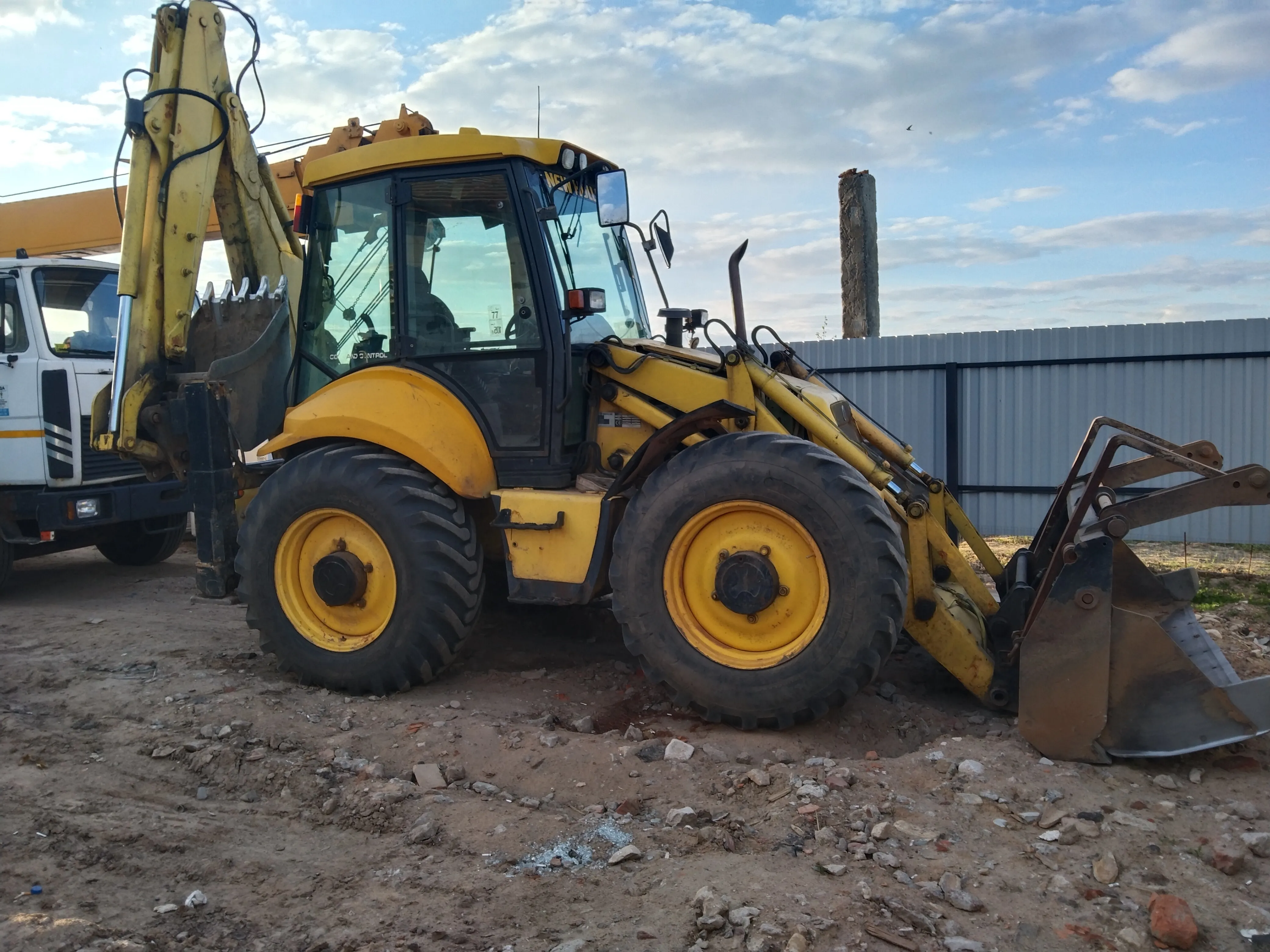 New Holland LB115B 4PS. 1