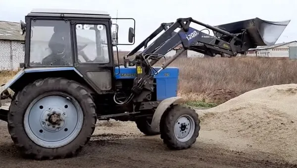 Аренда трактора МТЗ Беларус 82.1 с ковшом в Минске. 1