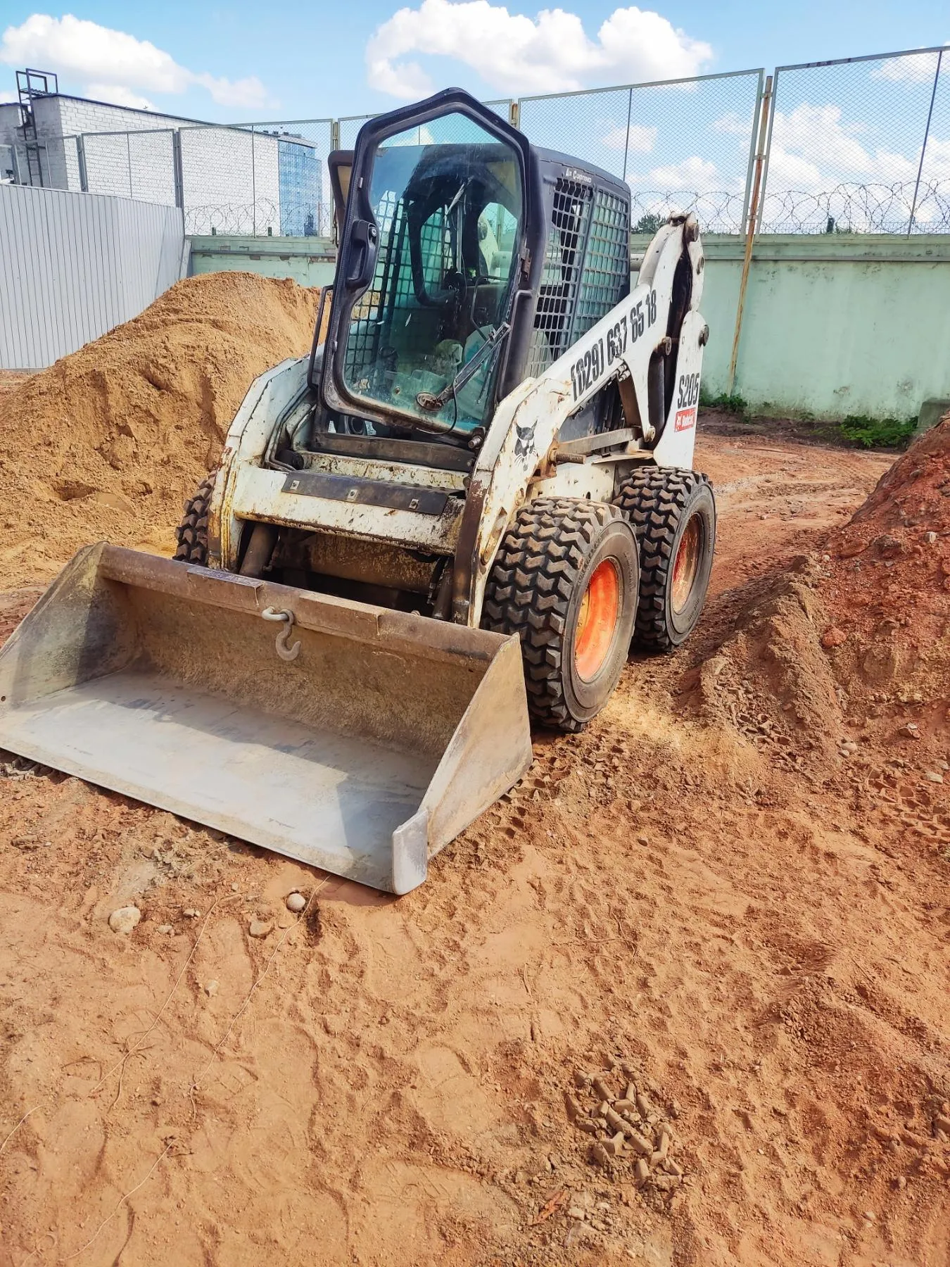 Аренда мини погрузчика Bobcat s205. 3