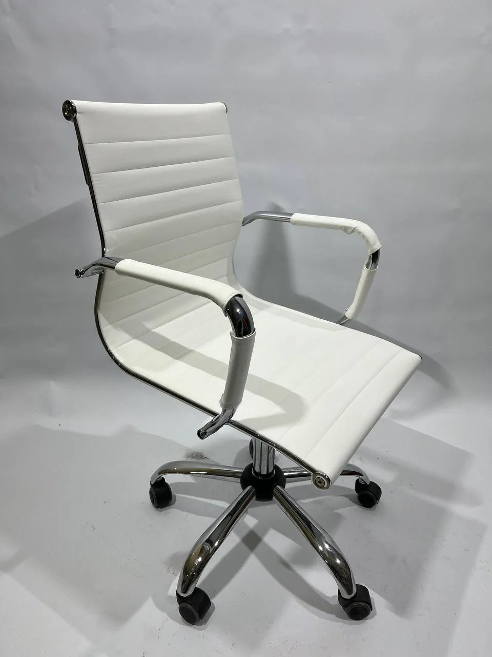 Аренда офисного кожаного белого кресла в Минске — прокат мебели. 1