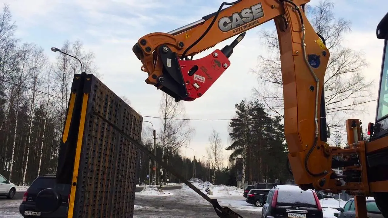 Земляные и буровые работы экскаватором-погрузчиком с гидромолотом.. 1