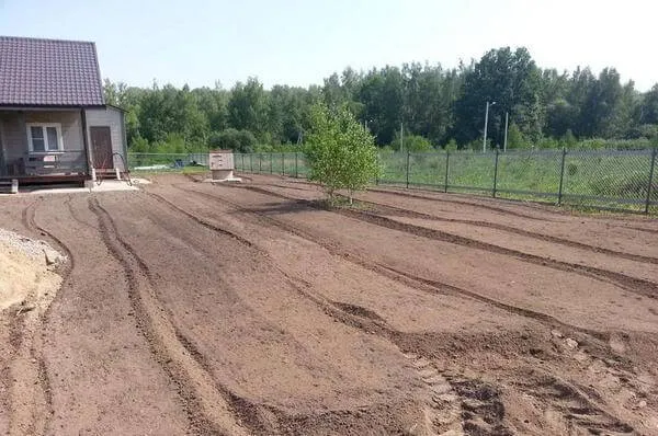 Аренда трактора МТЗ 82.1 с водителем для выравнивания участка в Минске. 1