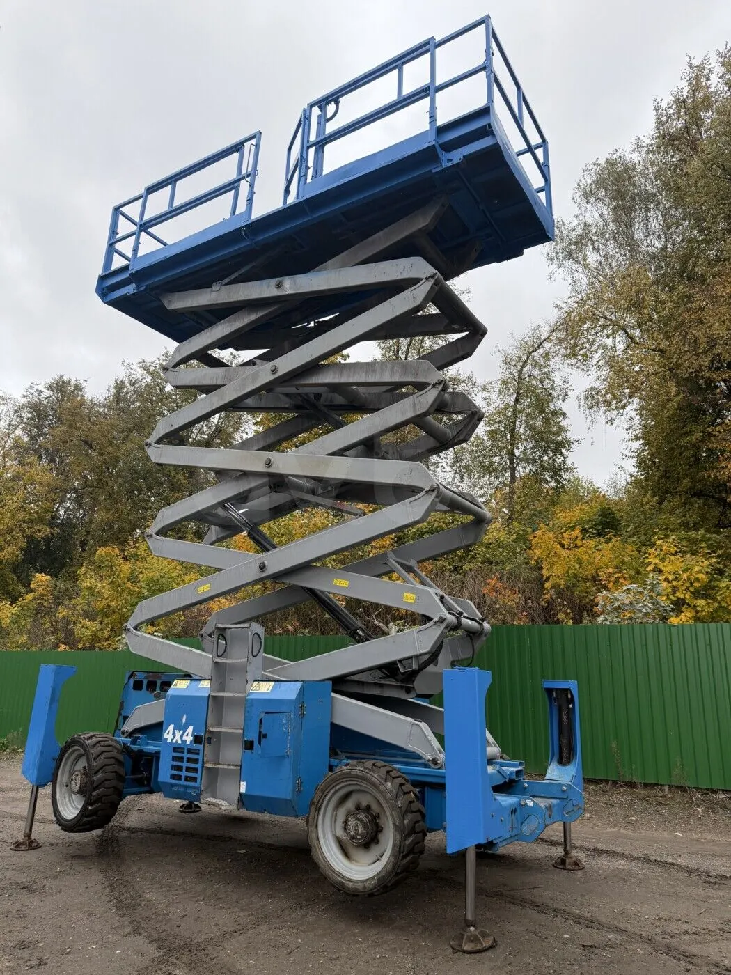 Аренда самоходного ножничного подъемника Genie GS 5390 (18 м.). 3