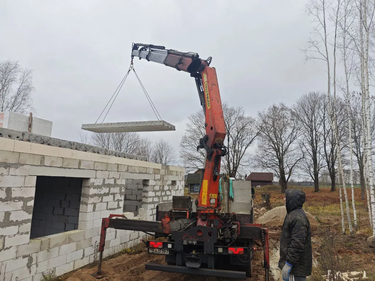 Перевозка плит перекрытия гидроманипулятором в Минске — услуги до 40 тонн. 1