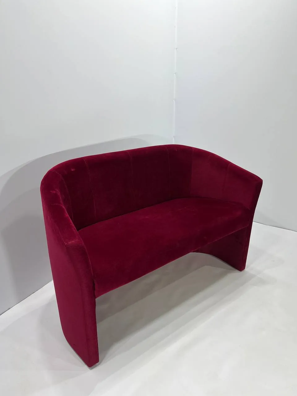 Аренда бордового дивана в Минске — прокат мебели для мероприятий. 2