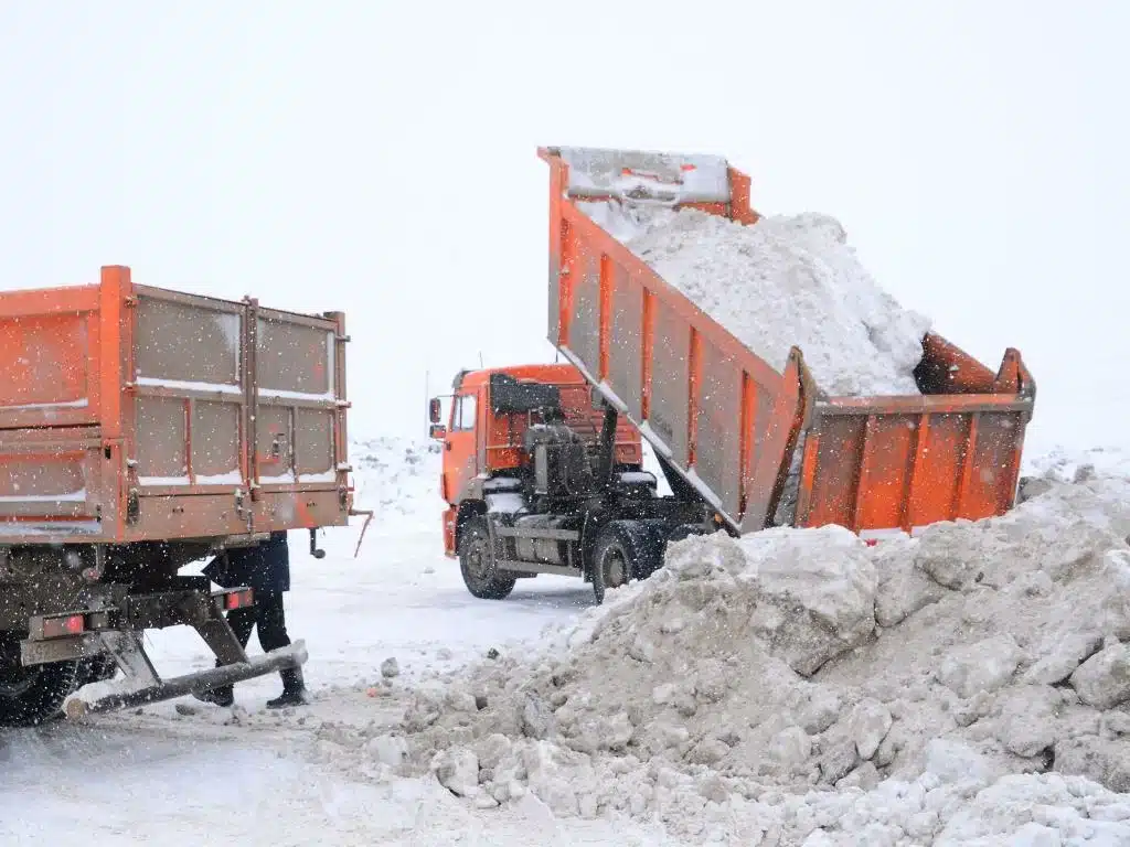 Вывоз снега самосвалами. 1