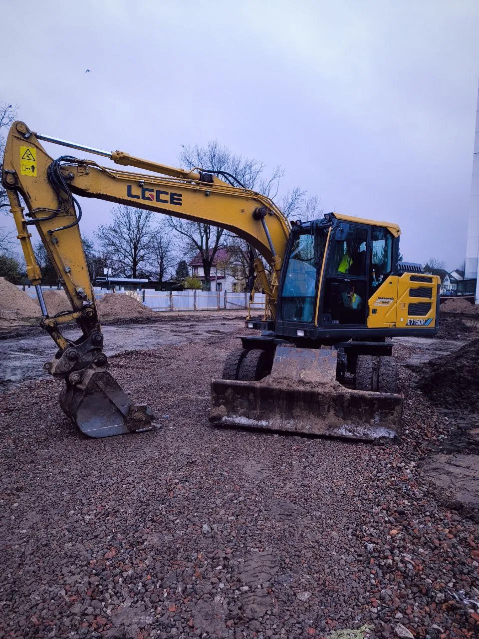 Земляные работы при помощи колесного полноповоротного экскаватора LGCE. Ковш 0.8м3. 2